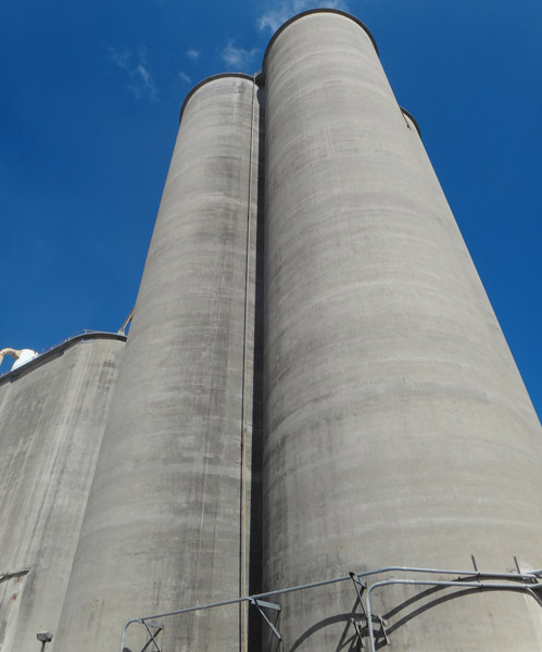 Cement storage silo with temporary airline